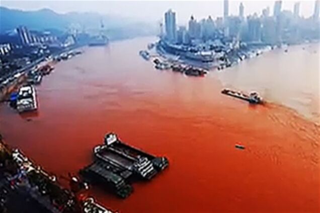 Самая длинная река в Китае окрасилась в кровавый цвет