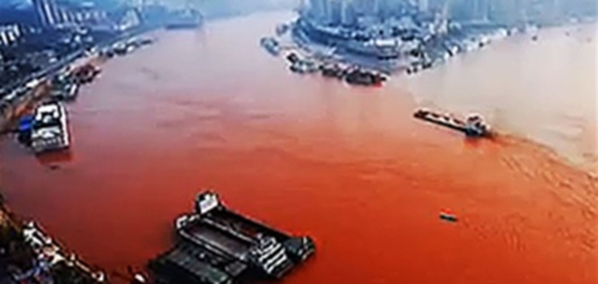 Найдовша річка в Китаї забарвилася в кривавий колір