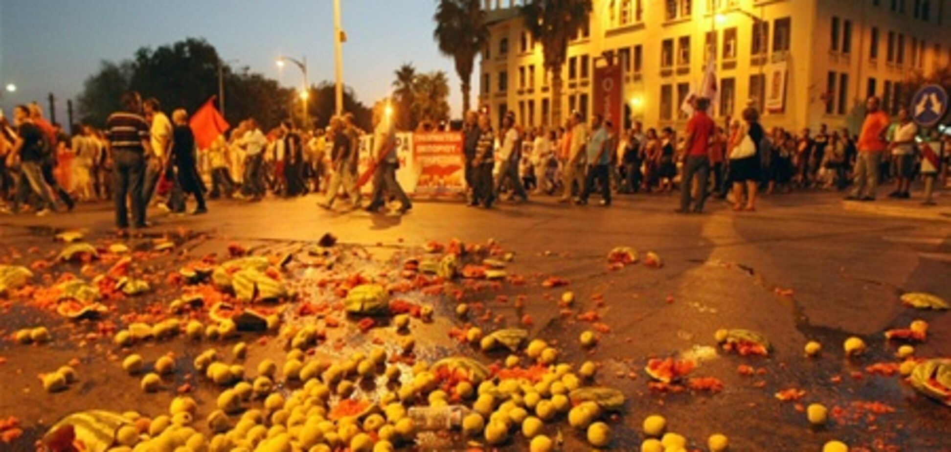 В Греции протестующие сожгли флаг ЕС