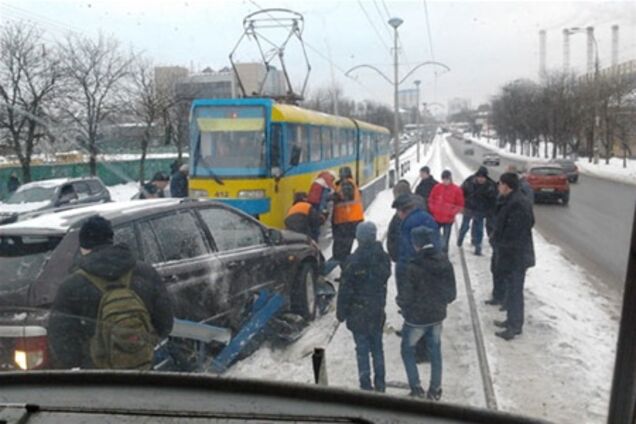 В Киеве лихой джип вылетел на рельсы скоростного трамвая. Фото