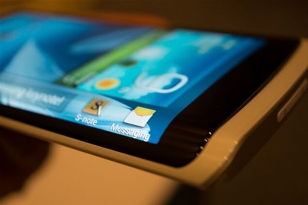 Samsung представила гнущиеся дисплеи. Фото, Видео 
