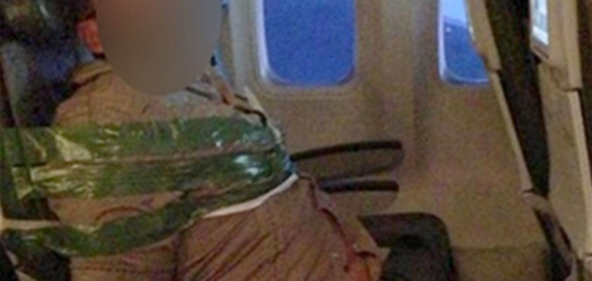 П'яного пасажира зв'язали скотчем на літаку