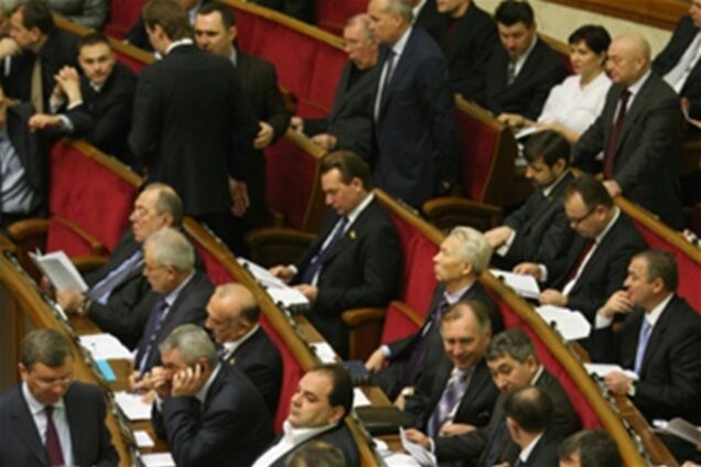 Оппозиция намерена блокировать трибуну Рады из-за избиения ударовца
