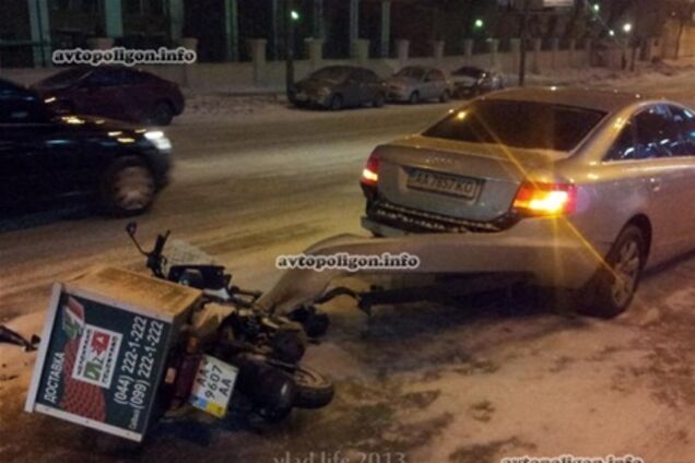 В Киеве скутер на снегу и при -10°С не довез пиццу, попав в ДТП