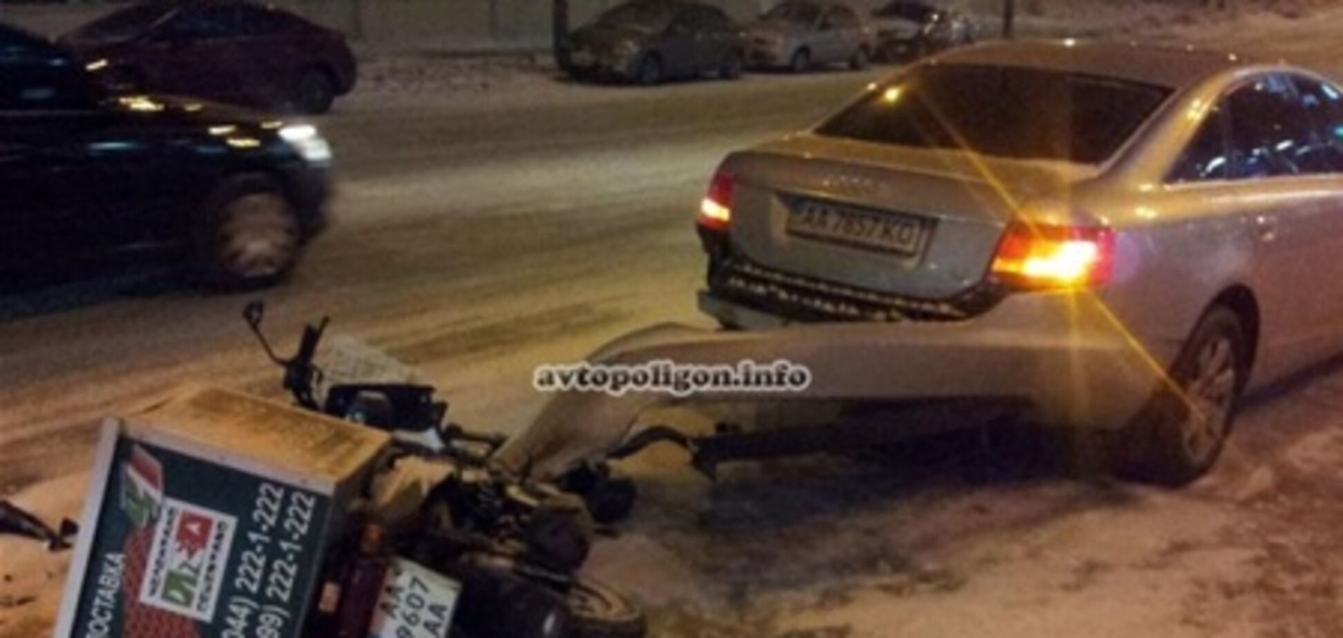 В Киеве скутер на снегу и при -10°С не довез пиццу, попав в ДТП