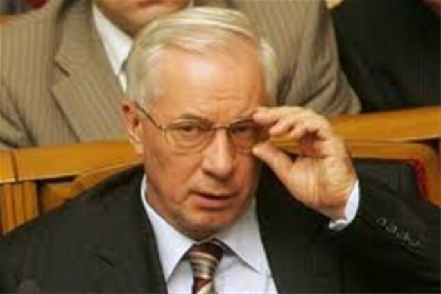 Азаров думал об общении с народом через скайп, но пока ограничивается Facebook