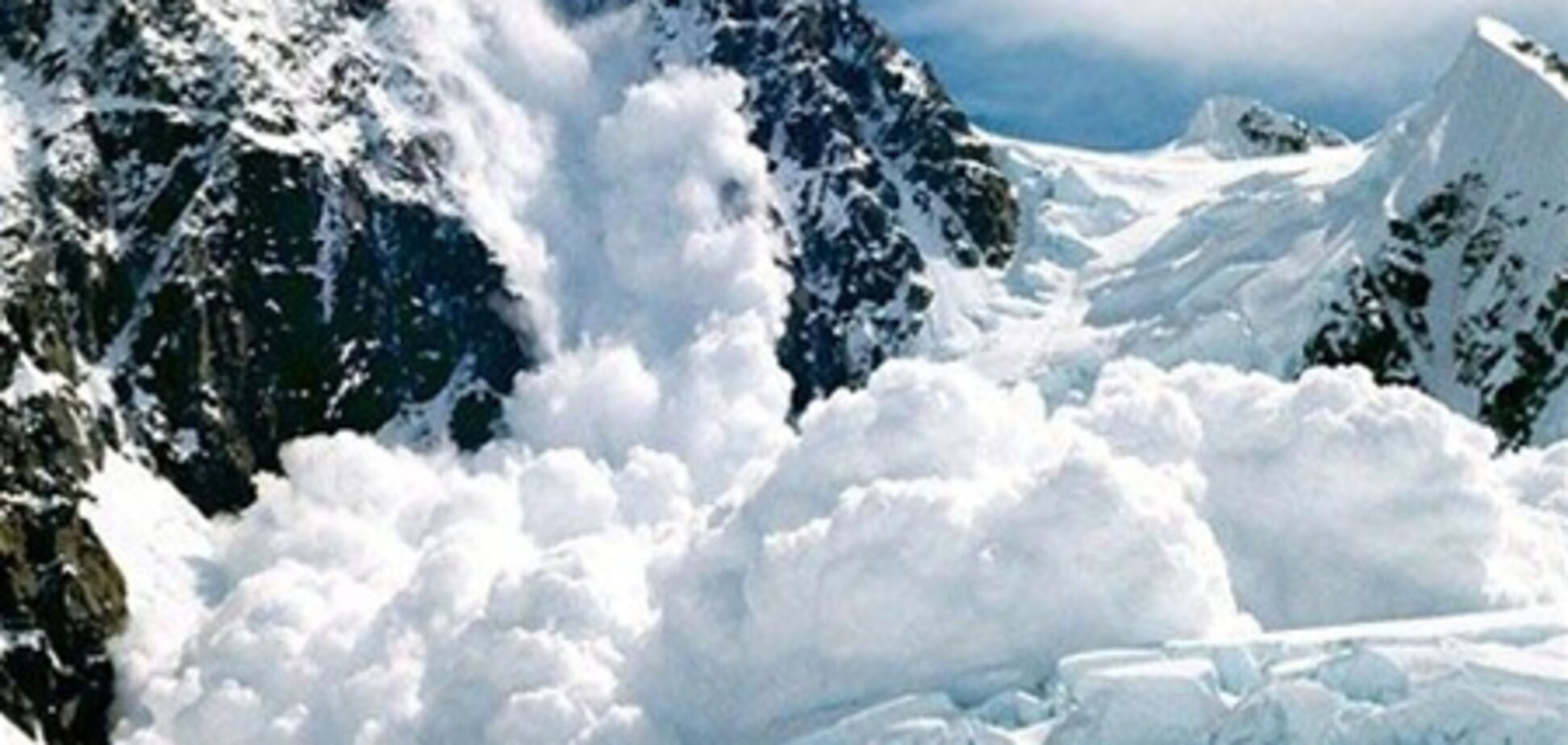 На Закарпатье под снежную лавину попали туристы