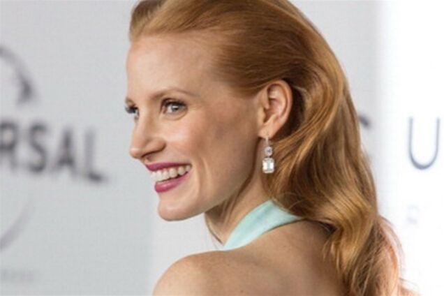 'Золотой глобус' на груди Джессики Честейн