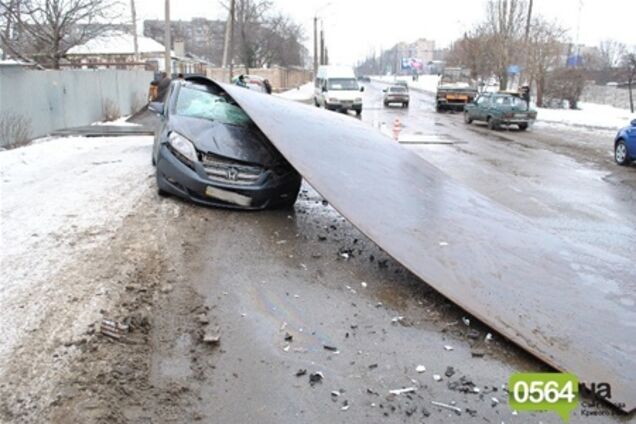 В Кривом Роге 3-тонный лист металла с фуры сплющил 'Хонду'