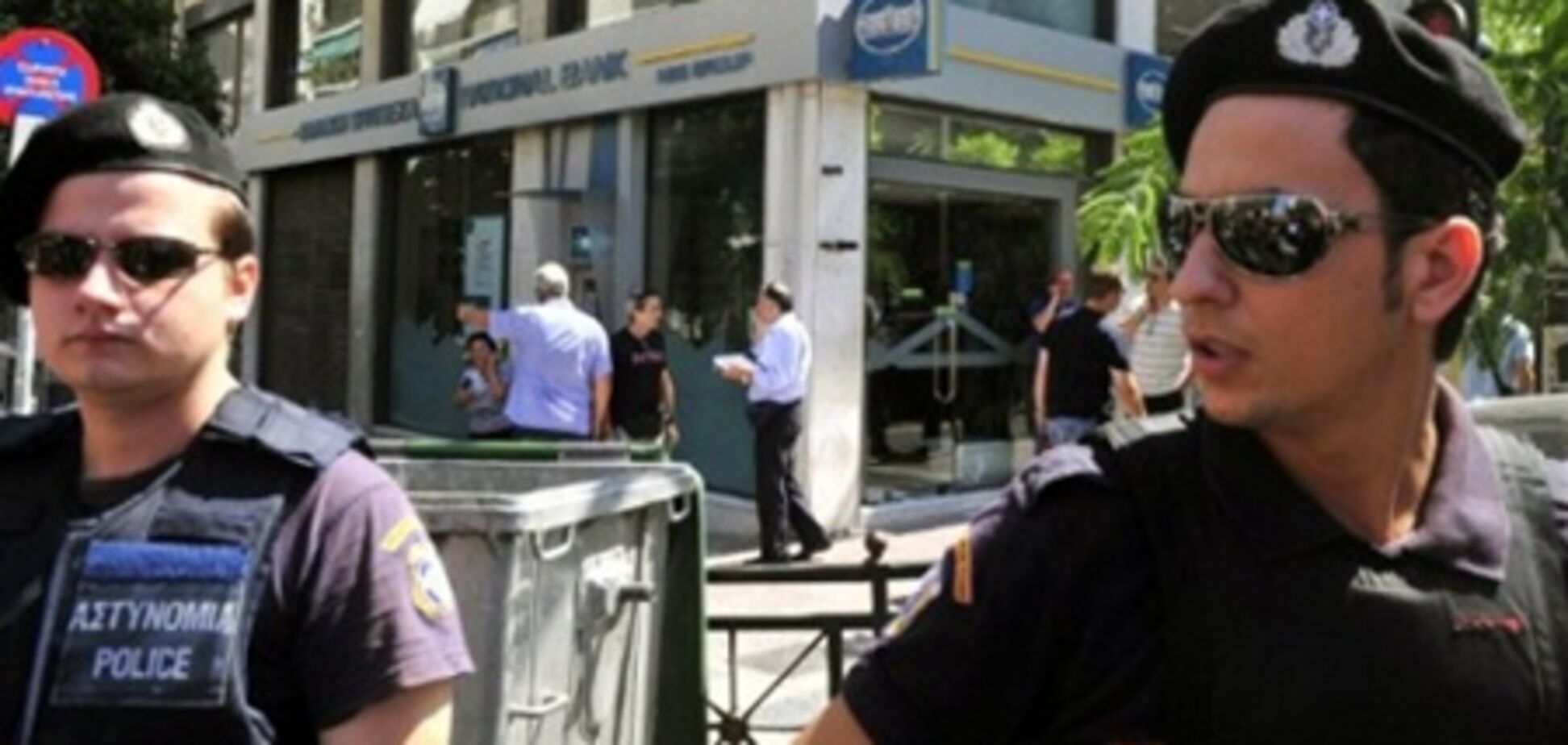 Неизвестные обстреляли в Афинах кабинет премьера Греции