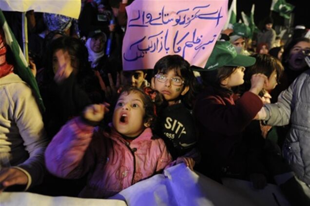 Десятки тысяч манифестантов парализовали столицу Пакистана