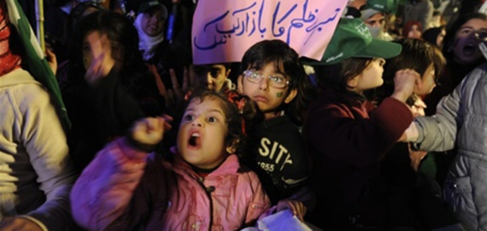 Десятки тысяч манифестантов парализовали столицу Пакистана