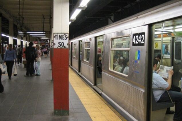 Бійка в метро Нью-Йорка завершилася падінням на рейки: є жертва
