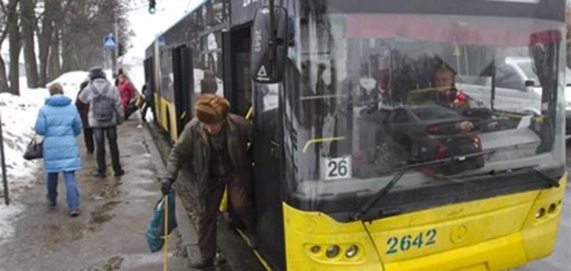 В Киеве хулиганы обстреляли троллейбус
