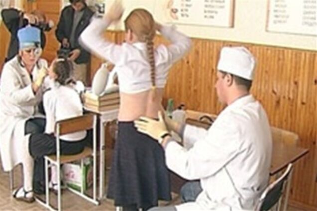 Табачник хочет вернуть в школы обязательный медосмотр