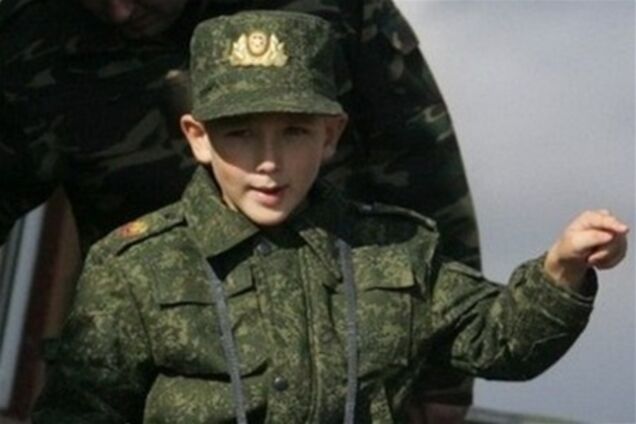 Лукашенко подарил 10-летнему сыну на Новый год винтовку