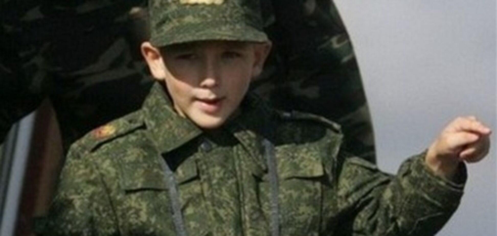Лукашенко подарил 10-летнему сыну на Новый год винтовку