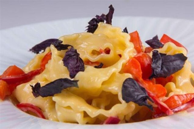 Паста с пармезаном, яйцами и перцем