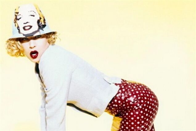 Рене Зеллвегер с Мэрилин Монро на голове