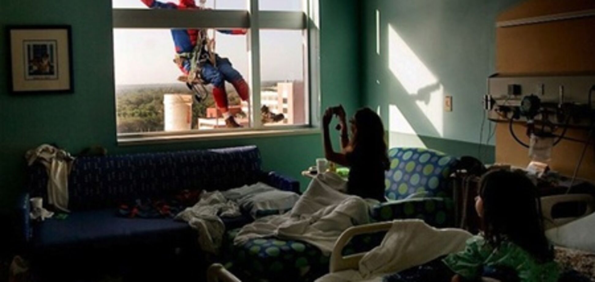 Супергерої вимили вікна дитячої лікарні