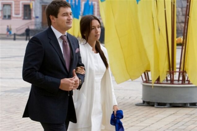 Лізі Ющенка не можна носити ботфорти, а невістці Януковича - атлас