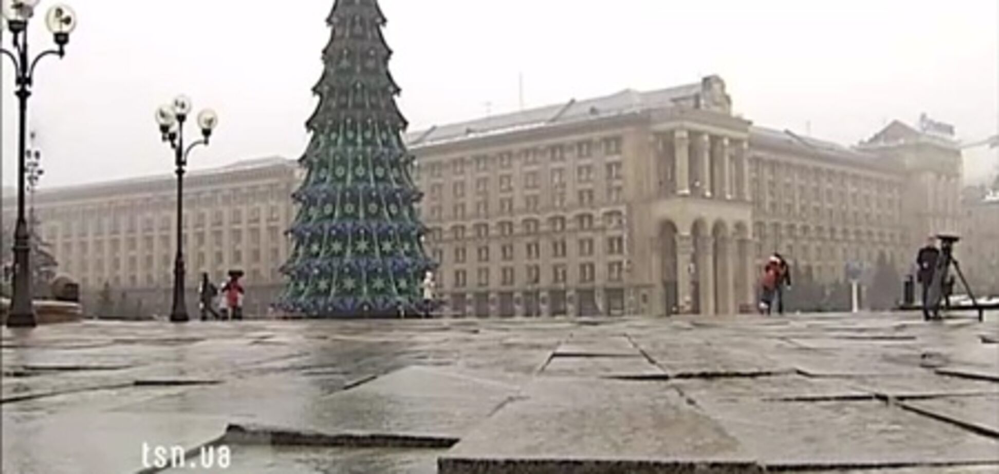 На Майдане массово потрескалась тротуарная плитка