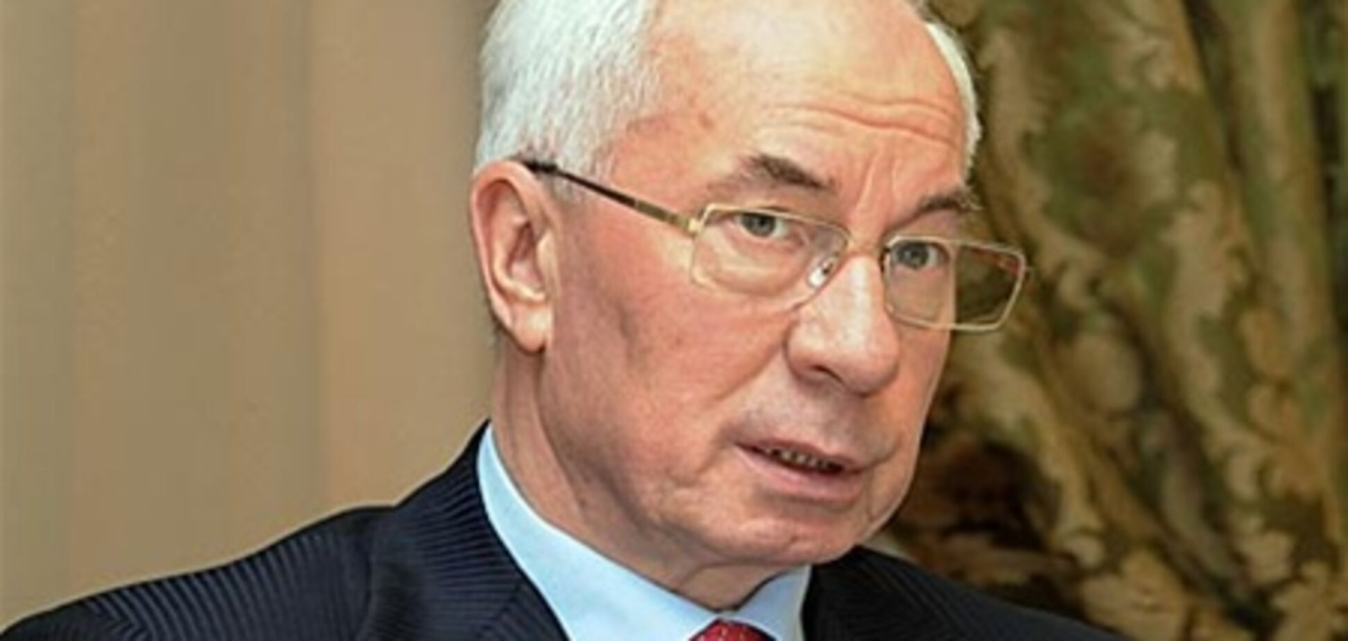 Янукович решил, что Азарову нужна коммуникативная помощь