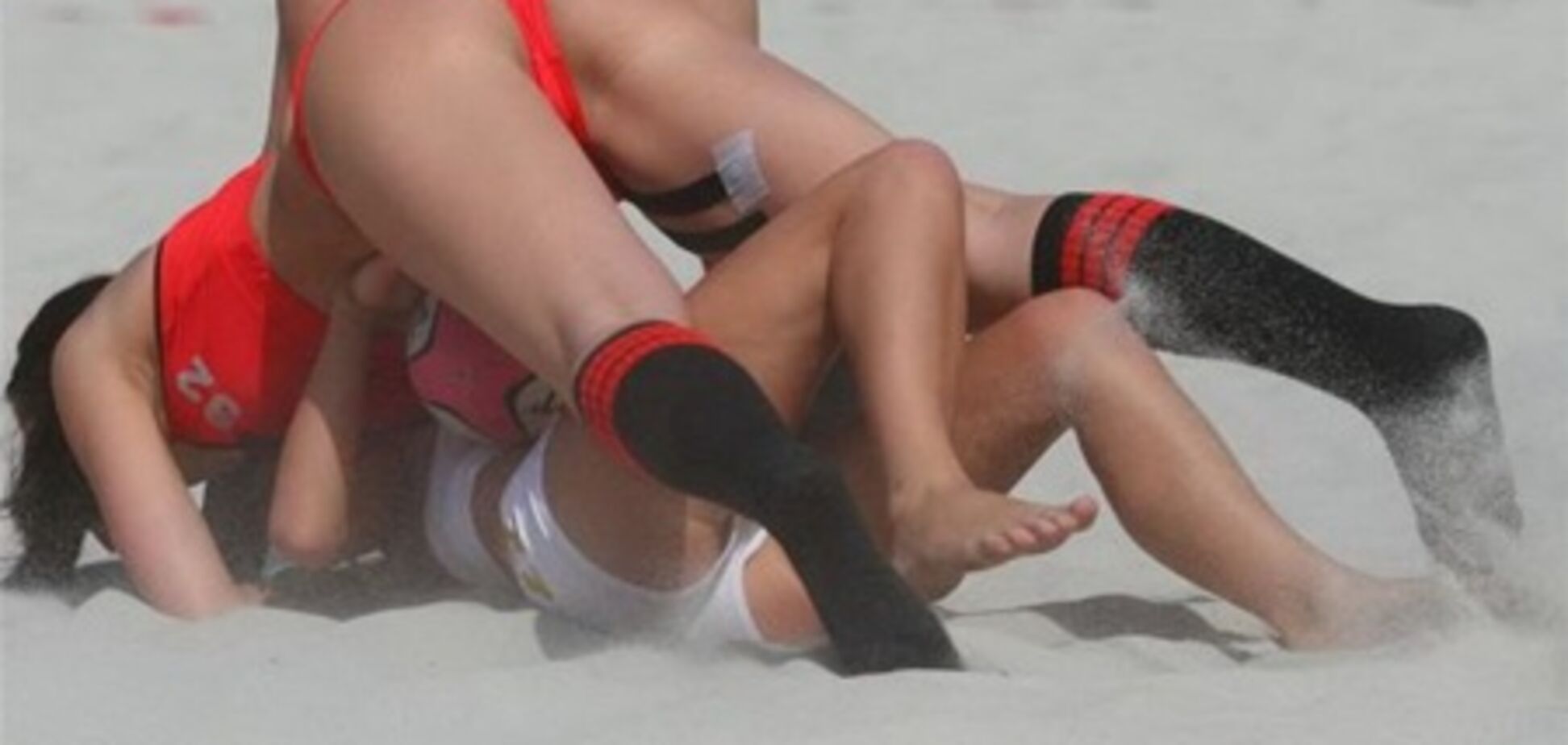 В футбол играют только сексуальные девушки. фото