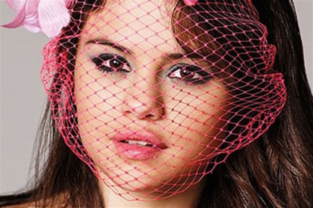 Селена Гомес надела авоську на голову. Фото