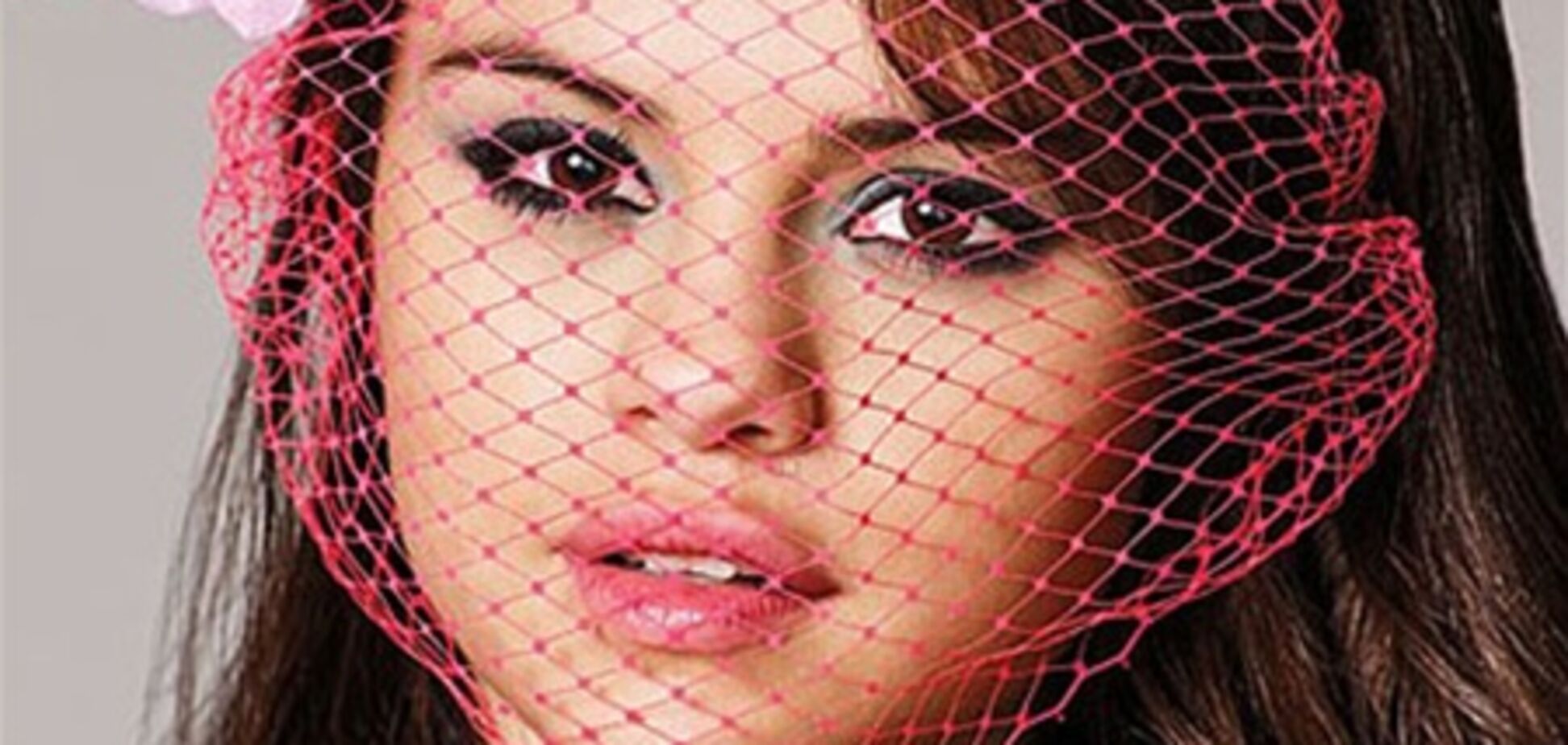 Селена Гомес надела авоську на голову. Фото