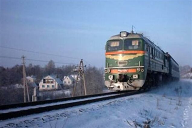 Пассажир выпал из поезда и пробежал за ним семь километров