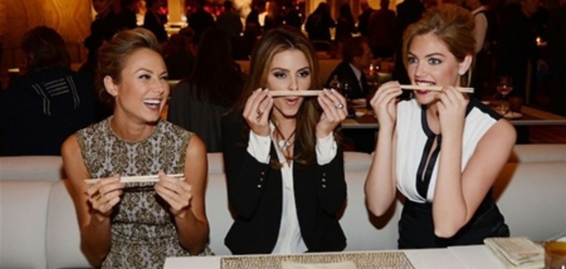 Голливудские актрисы веселятся на открытии ресторана. Фото