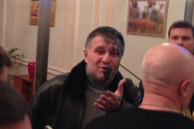 Авакова облили зеленкой. Фото