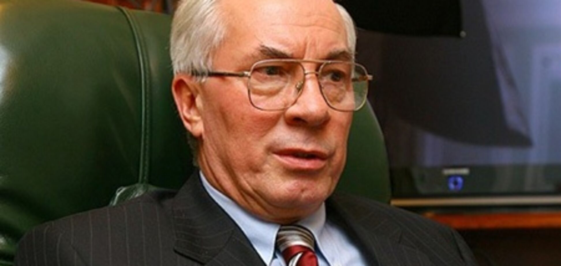 Азаров: захворів на грип - сиди вдома
