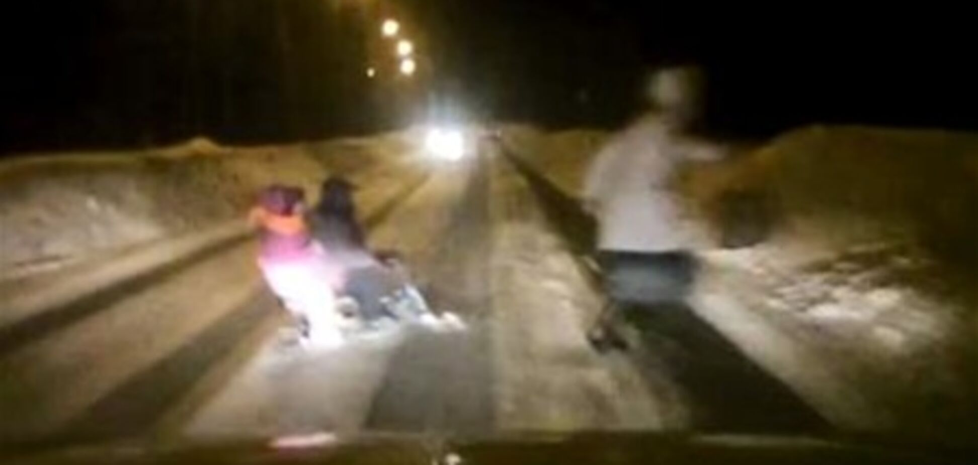 Мама бросилась под машину с двумя детьми на санках. Видео