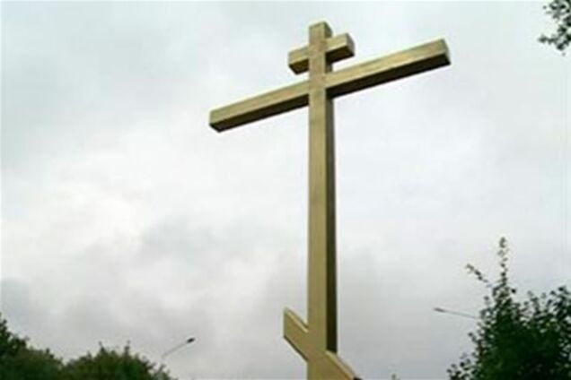 В России подожгли поклонный крест