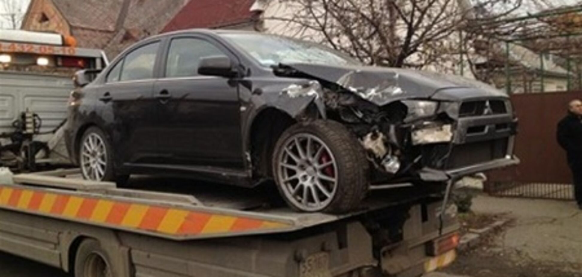 Сын Шуфрича врезался в столб, чтобы избежать столкновения с авто