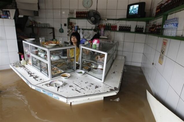 Затопленное кафе в Джакарте