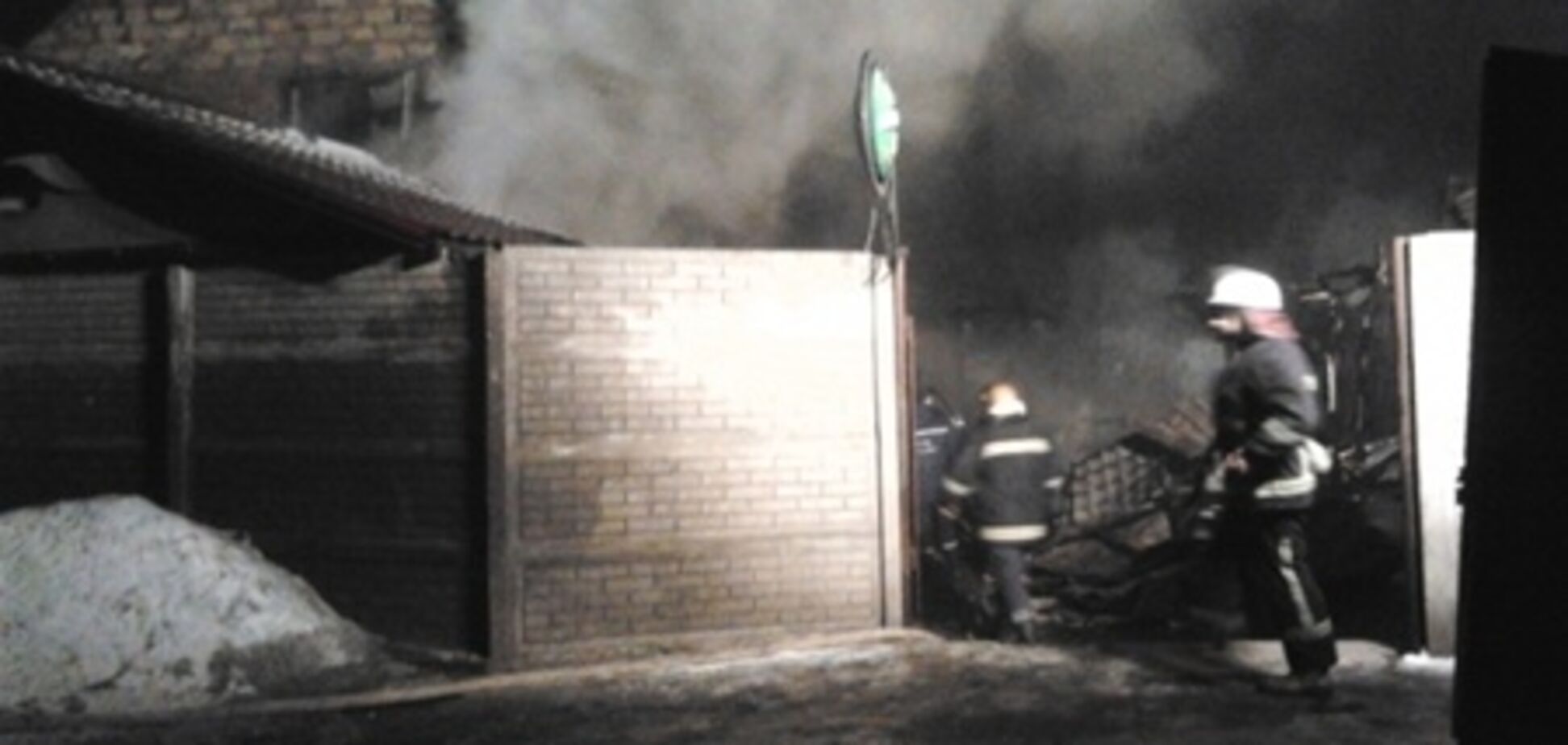 В Киеве сгорели кафе и трехэтажный дом. Видео