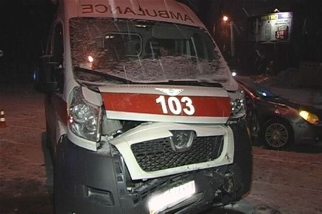 ДТП в Киеве: девушка на 'Крайслере' не пропустила 'скорую'