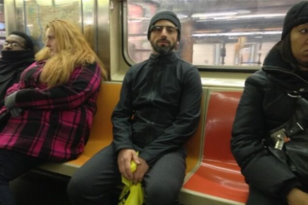 Миллиардер из Google ездит в метро, как простой парень. Фото