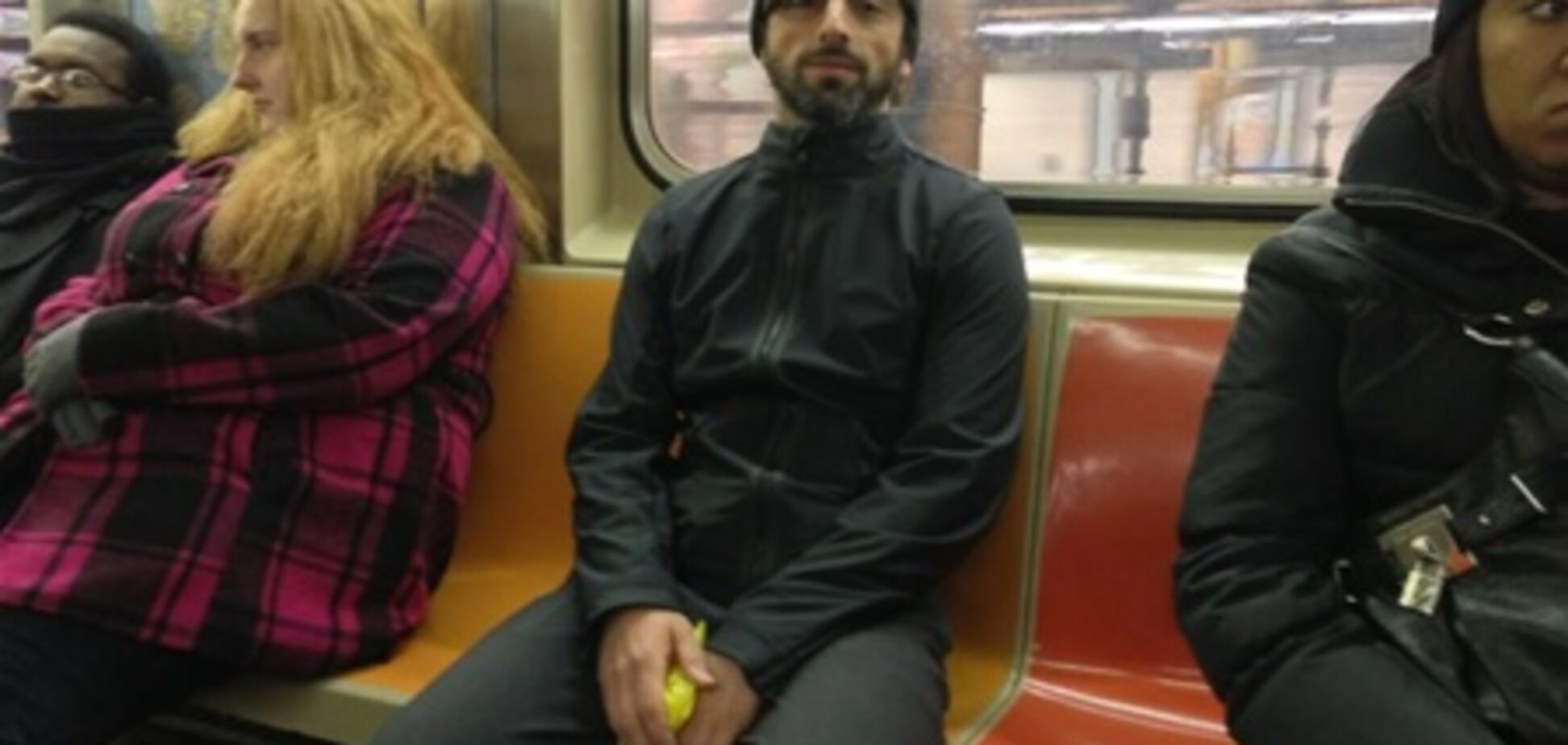 Миллиардер из Google ездит в метро, как простой парень. Фото