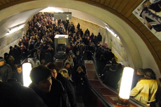 Снегопад привел к давке в московском метро. Видео