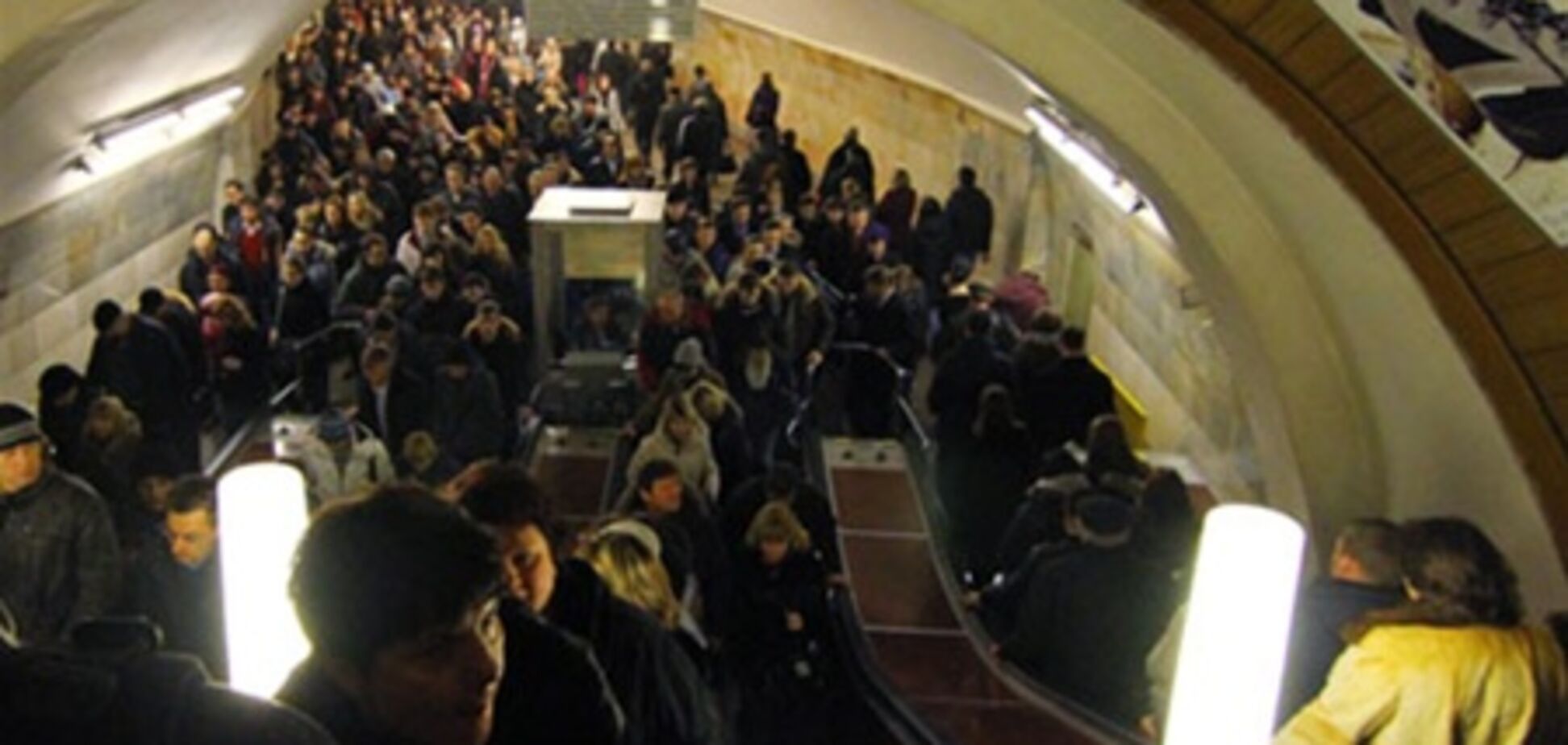 Снегопад привел к давке в московском метро. Видео