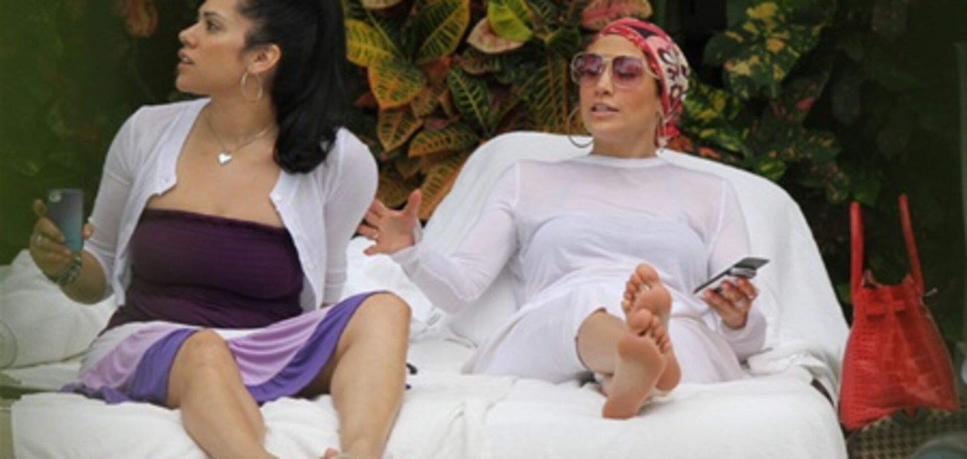 Лопес отдыхает на берегах Атлантического океана. Фото