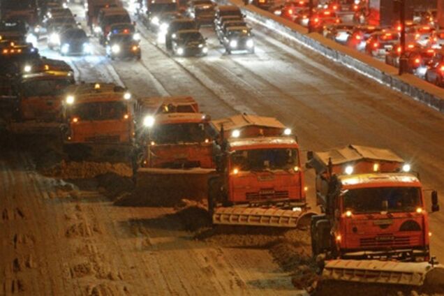 Москву замело: пешеходы еле передвигаются, а водители откапывают машины. Видео