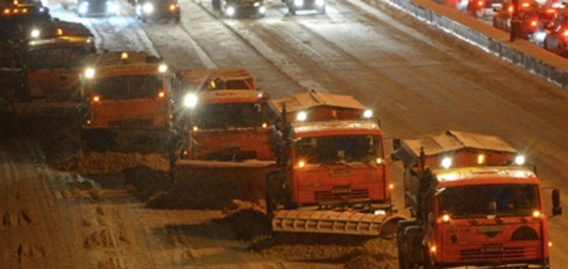Москву замело: пішоходи ледве пересуваються, а водії відкопують машини. Відео