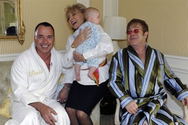 Сер Елтон заплатив за дитину $ 32 тисячі