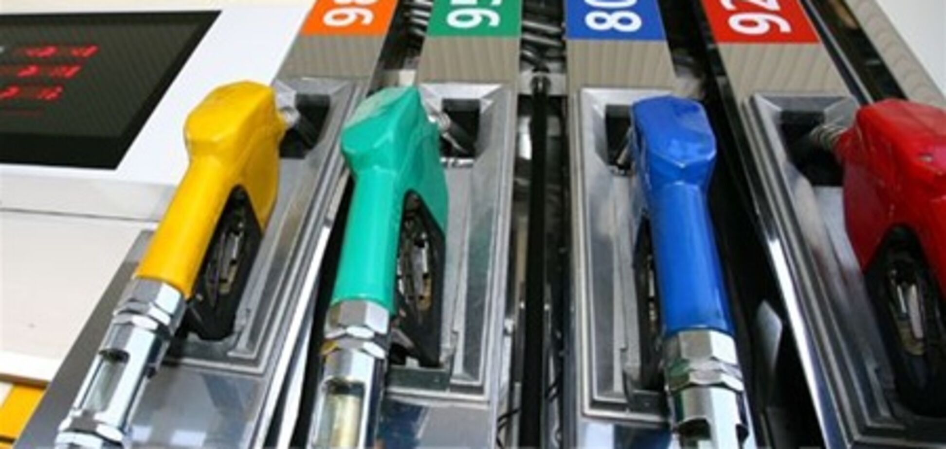 Бензин на заправках становится дешевле