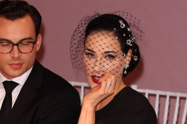 Роскошная Дита фон Тиз следит за высокой модой. Фото